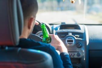 Autofahren: Alkohol am Steuer kann bis zum Fahrverbot führen.