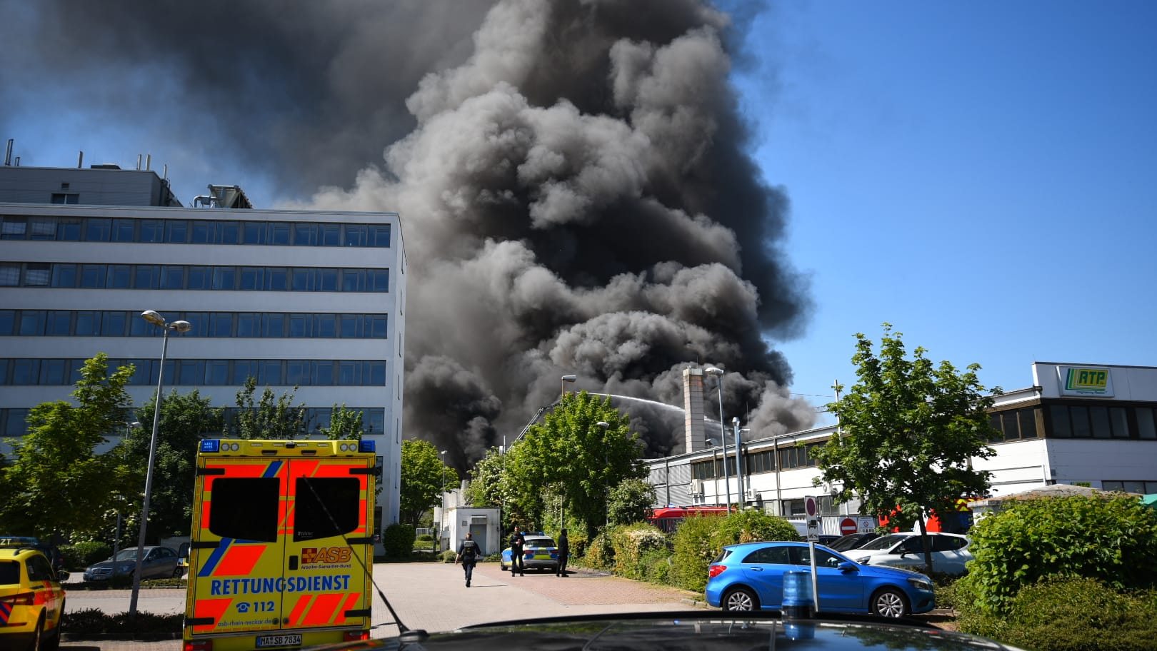 Rauch steigt bei einem Großbrand in einem Fabrikgebäude auf: Die Ursache sowie eine mögliche Schadenshöhe des Brandes waren zunächst nicht bekannt.