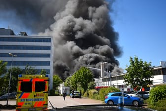 Rauch steigt bei einem Großbrand in einem Fabrikgebäude auf: Die Ursache sowie eine mögliche Schadenshöhe des Brandes waren zunächst nicht bekannt.