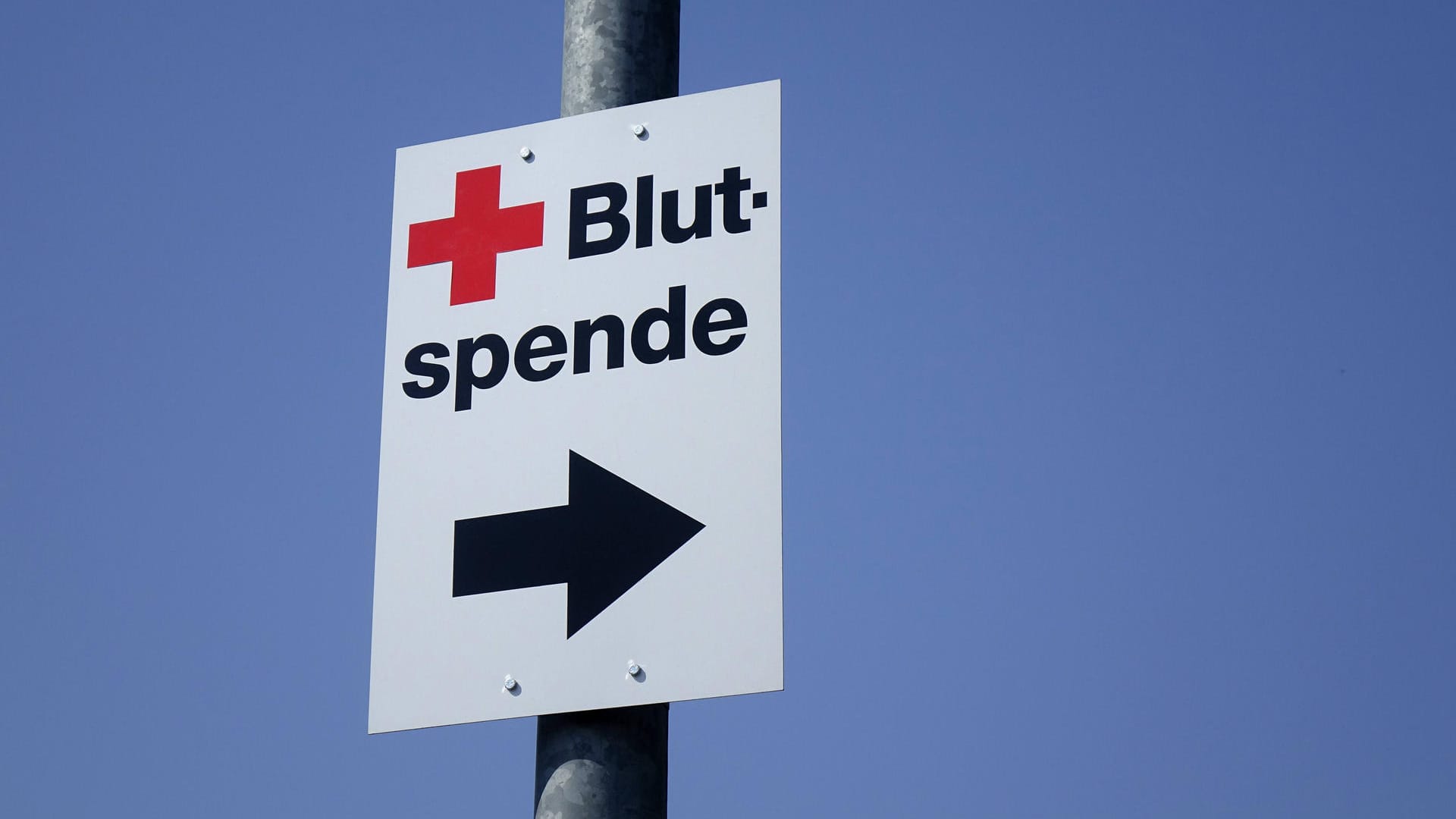 Ein Blutspende-Schild (Symbolbild): In NRW werden Blutkonserven in Folge der Corona-Krise knapp.