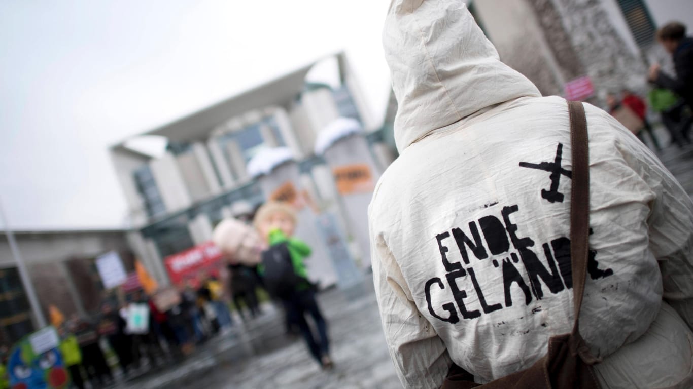 "Ende Gelände" steht auf dem Rücken eines Demonstranten in Berlin: Die Protestaktion forderte einen radikalen Wandel der Klimapolitik.