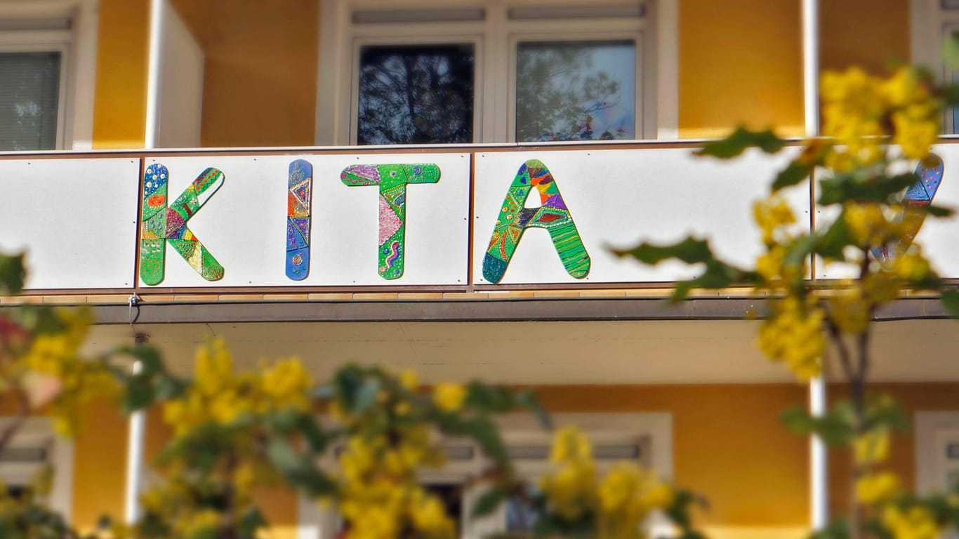 An einem Haus steht "KITA": In Stuttgart können bald wieder mehr Familien auf Betreuungsangebote zurückgreifen.