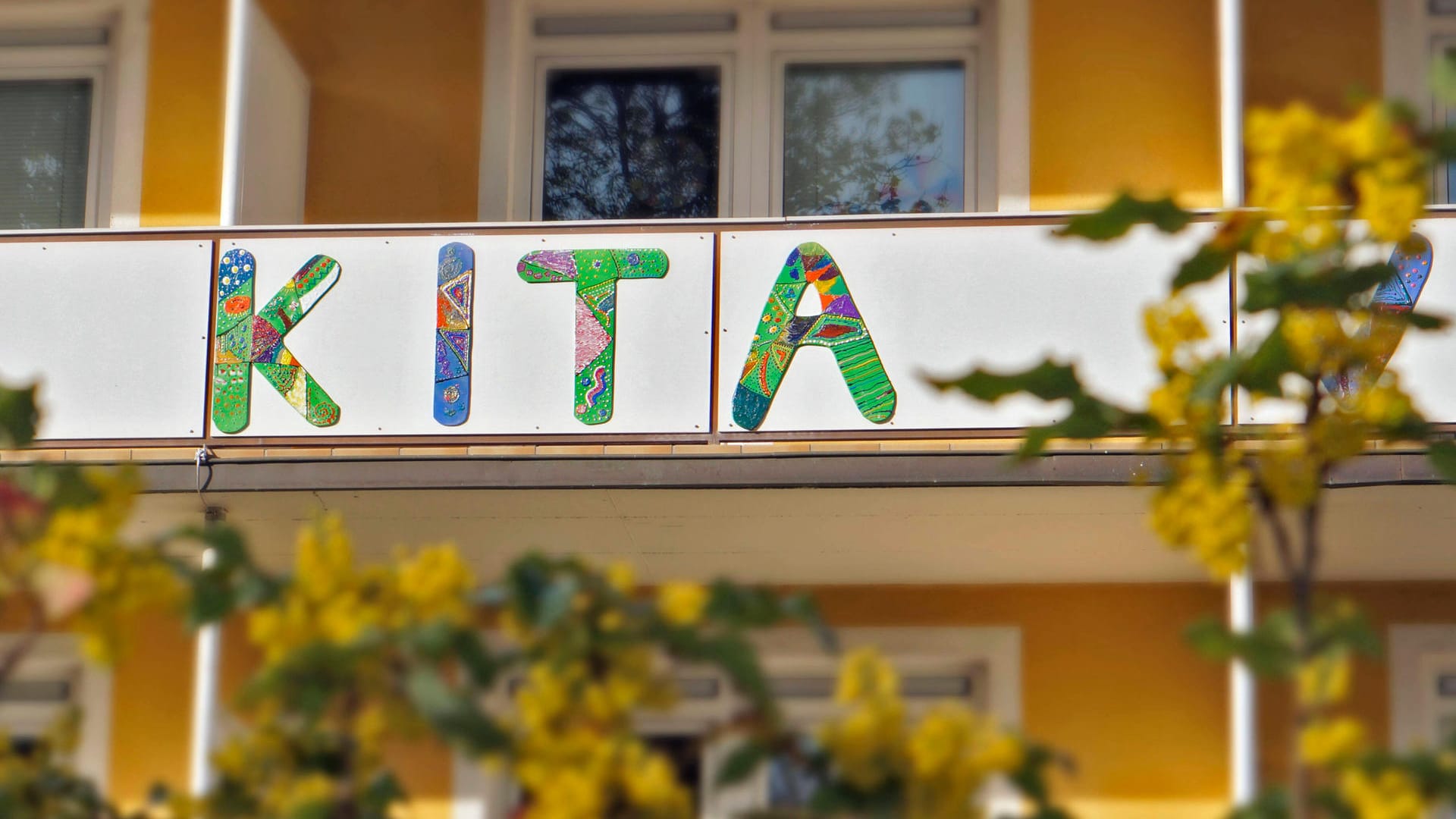An einem Haus steht "KITA": In Stuttgart können bald wieder mehr Familien auf Betreuungsangebote zurückgreifen. An einem Haus steht "KITA": In Stuttgart können bald wieder mehr Familien auf Betreuungsangebote zurückgreifen.