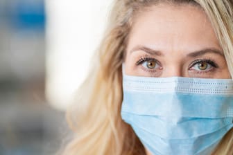 Mundschutz: Das Herpes-simplex-Virus Typ 1 tragen zwischen 80 und 90 Prozent der Erwachsenen in Deutschland in sich.
