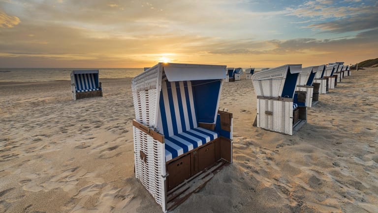 Strandkörbe auf Sylt: Noch herrscht Corona-bedingt Ruhe auf einer der beliebtesten Feriensinseln der Deutschen.