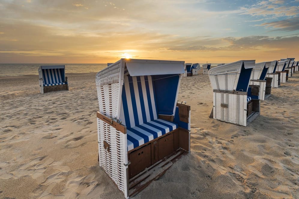 Strandkörbe auf Sylt: Noch herrscht Corona-bedingt Ruhe auf einer der beliebtesten Feriensinseln der Deutschen.