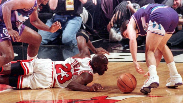 In den Finals 1998 zeigte Michael Jordan einmal mehr seine überragenden Fähigkeiten und führte die Bulls zum Titel.