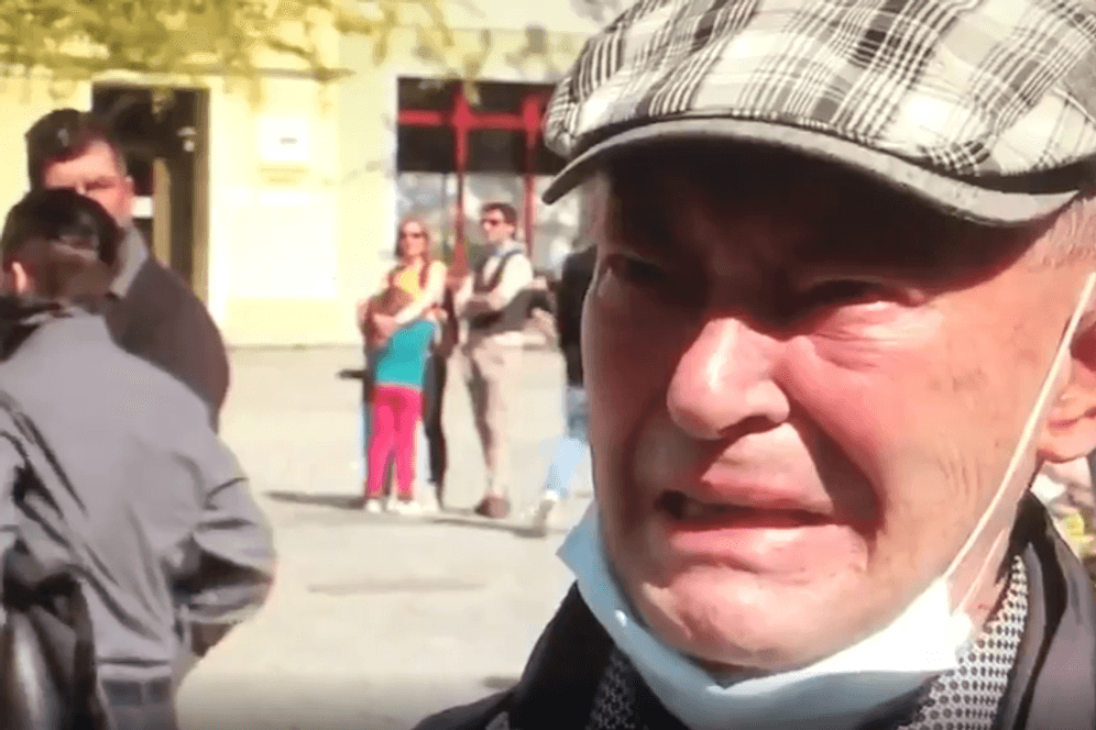 Tränen im Interview: Alfons Blum will seine Frau wiedersehen, mit der er seit 63 Jahren verheiratet ist. Deshalb ging er zu einer Demo in Gera.
