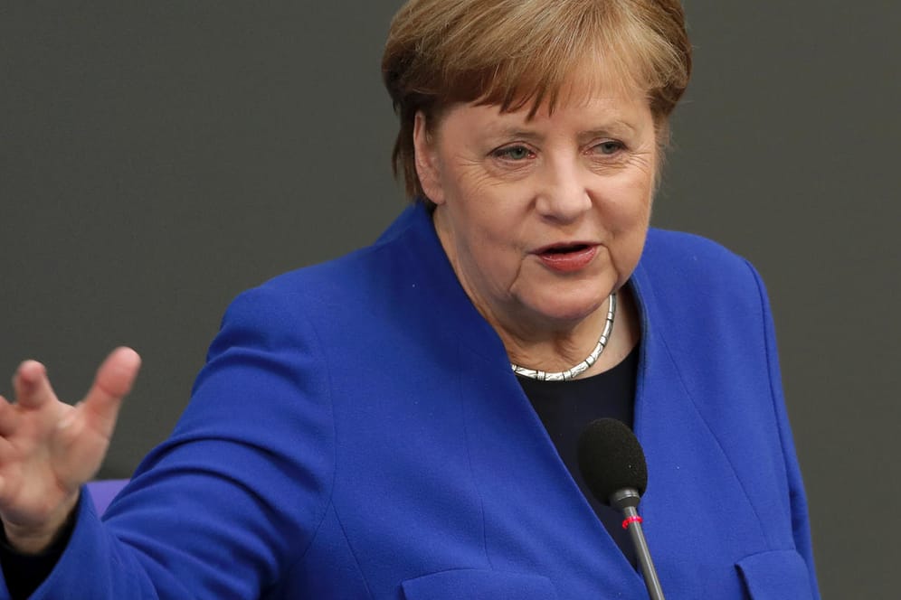 Angela Merkel spricht im Bundestag: Konservative in CDU und CSU lehnen den Rettungsplan der Kanzlerin in der Corona-Krise ab.