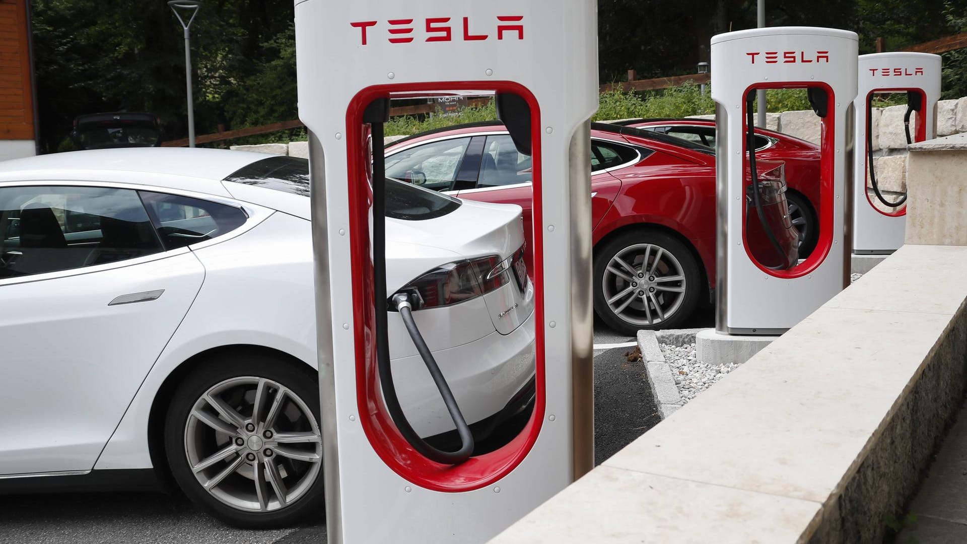 Tesla an der Ladesäule: Der Elektro-Pionier will demnächst eine neue Batterietechnik auf den Markt bringen. Tesla an der Ladesäule: Der Elektro-Pionier will demnächst eine neue Batterietechnik auf den Markt bringen.