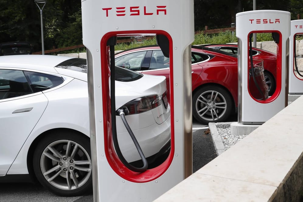 Tesla an der Ladesäule: Der Elektro-Pionier will demnächst eine neue Batterietechnik auf den Markt bringen.