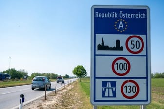 Hinweisschild an der Grenze zwischen Österreich und Ungarn bei Nickelsdorf.
