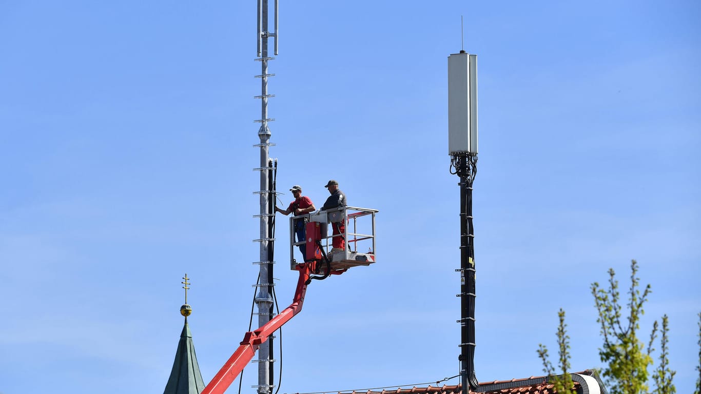 Mobilfunkmast wird auf ein Hausdach montiert: 10 Jahre LTE und der Ausbau ist nicht fertig.