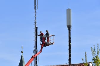 Mobilfunkmast wird auf ein Hausdach montiert: 10 Jahre LTE und der Ausbau ist nicht fertig.