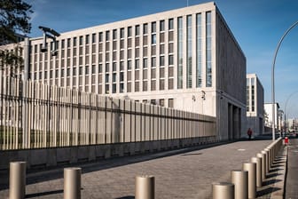 Zentrale des Bundesnachrichtendienstes in Berlin: Die Abhörpraxis des Geheimdienstes im Ausland verletzt laut dem Bundesverfassungsgericht Grundrechte.