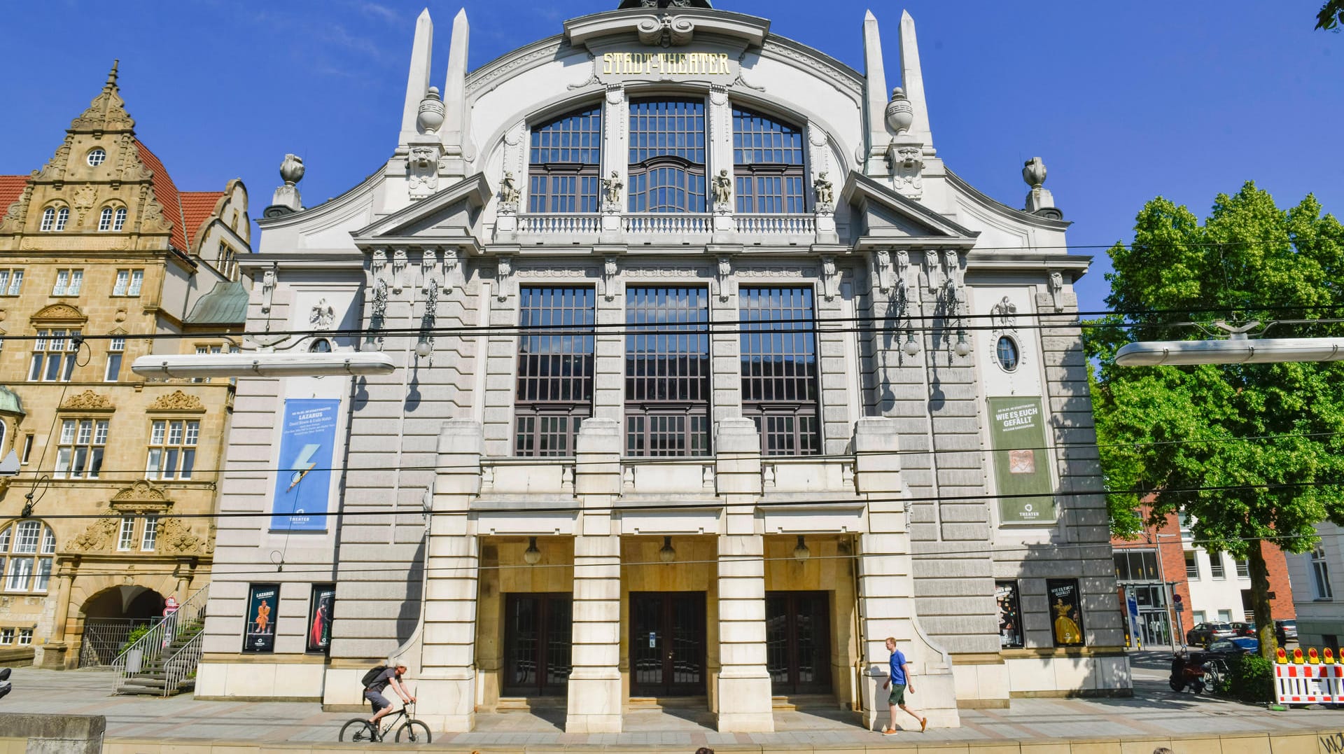 Das Stadttheater in Bielefeld: Wegen der Corona-Krise muss ein Großteil der Mitarbeiter in Kurzarbeit. Das Stadttheater in Bielefeld: Wegen der Corona-Krise muss ein Großteil der Mitarbeiter in Kurzarbeit.