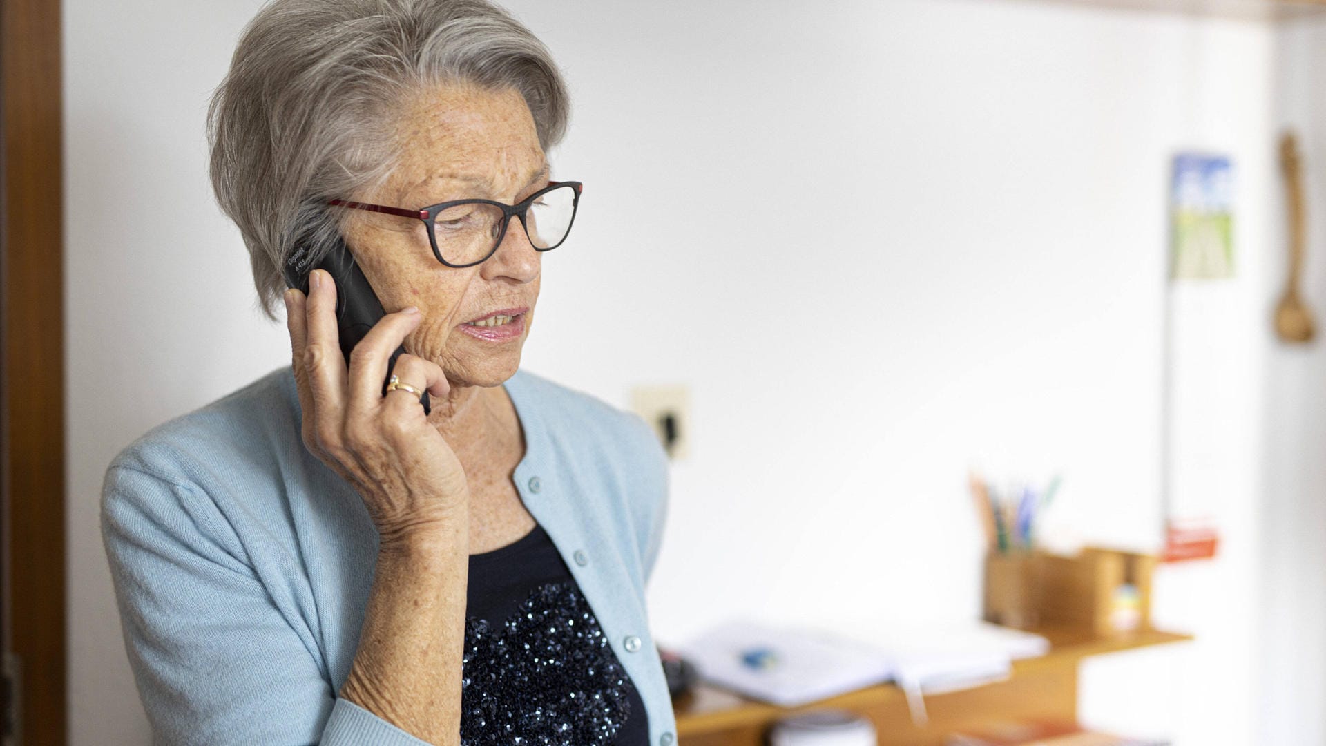 Frau mit einem Festnetztelefon: Gespräche ins Ausland können immer noch teuer sein.