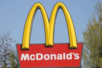 Ein McDonald's-Restaurant (Symbolbild): Bei der Burgerkette soll es sexuelle Übergriffe gegeben haben.