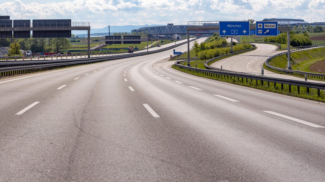 Leere Autobahn bei Stuttgart: Durch den Corona-Lockdown kam der Straßenverkehr in vielen Ländern praktisch zum Erliegen.