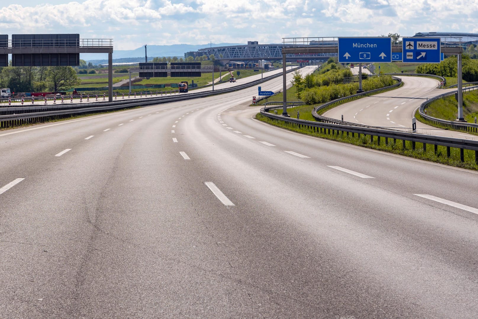 Leere Autobahn bei Stuttgart: Durch den Corona-Lockdown kam der Straßenverkehr in vielen Ländern praktisch zum Erliegen.