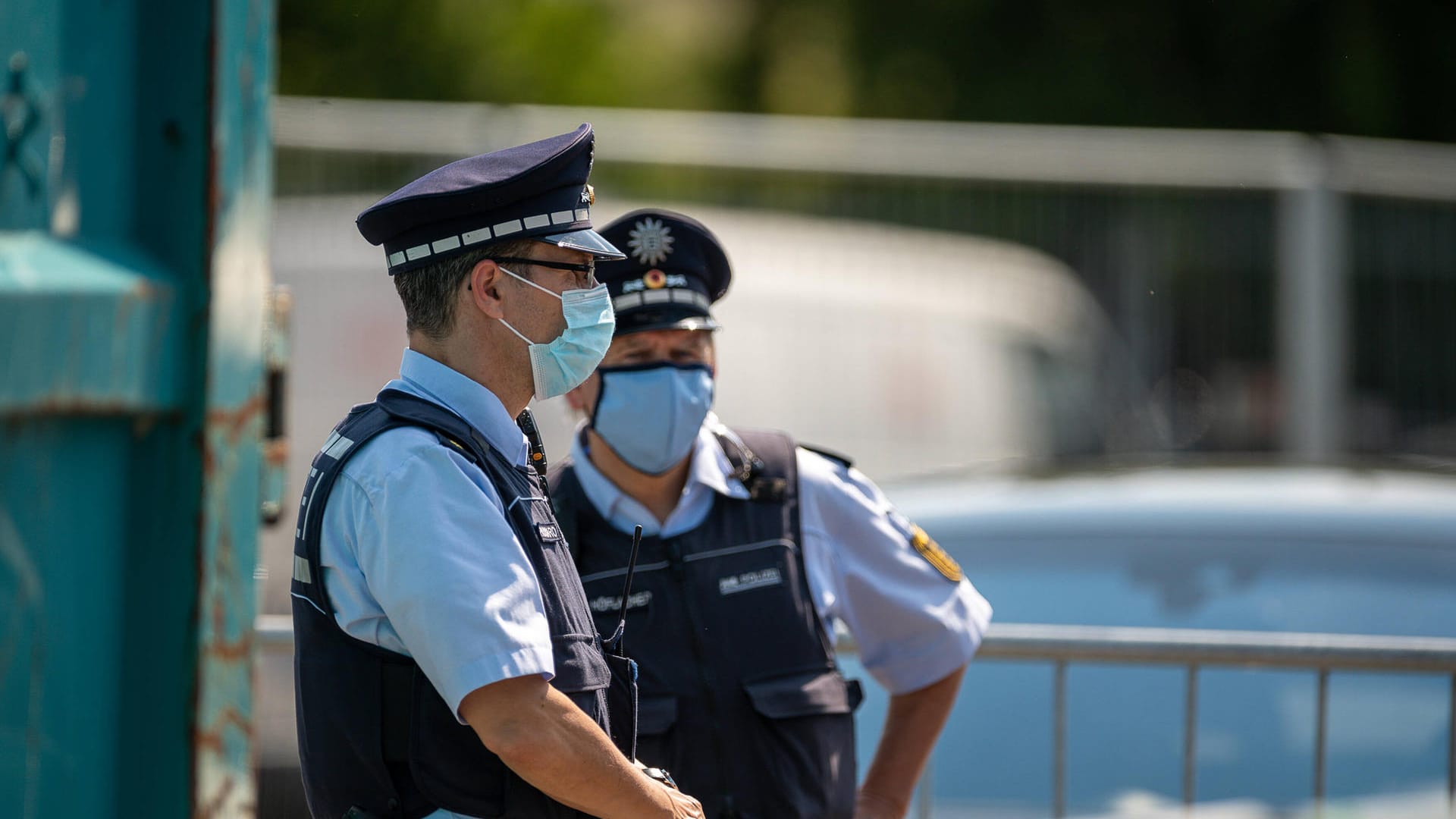 Einsatzkräfte der Polizei Stuttgart (Symbolbild): In der Innenstadt ist ein Mann mit seinem Pkw in die Scheibe einer Wäscherei gekracht. Einsatzkräfte der Polizei Stuttgart (Symbolbild): In der Innenstadt ist ein Mann mit seinem Pkw in die Scheibe einer Wäscherei gekracht.