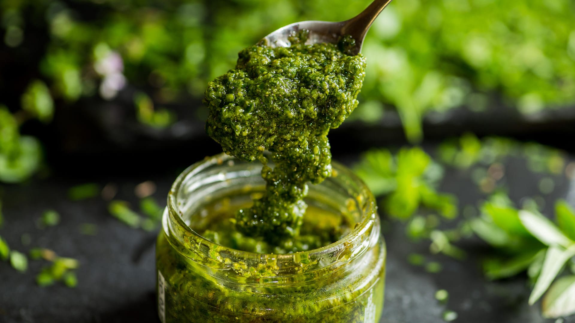 Pesto: Viele Pestos enthalten bedenkliche Inhaltsstoffe.