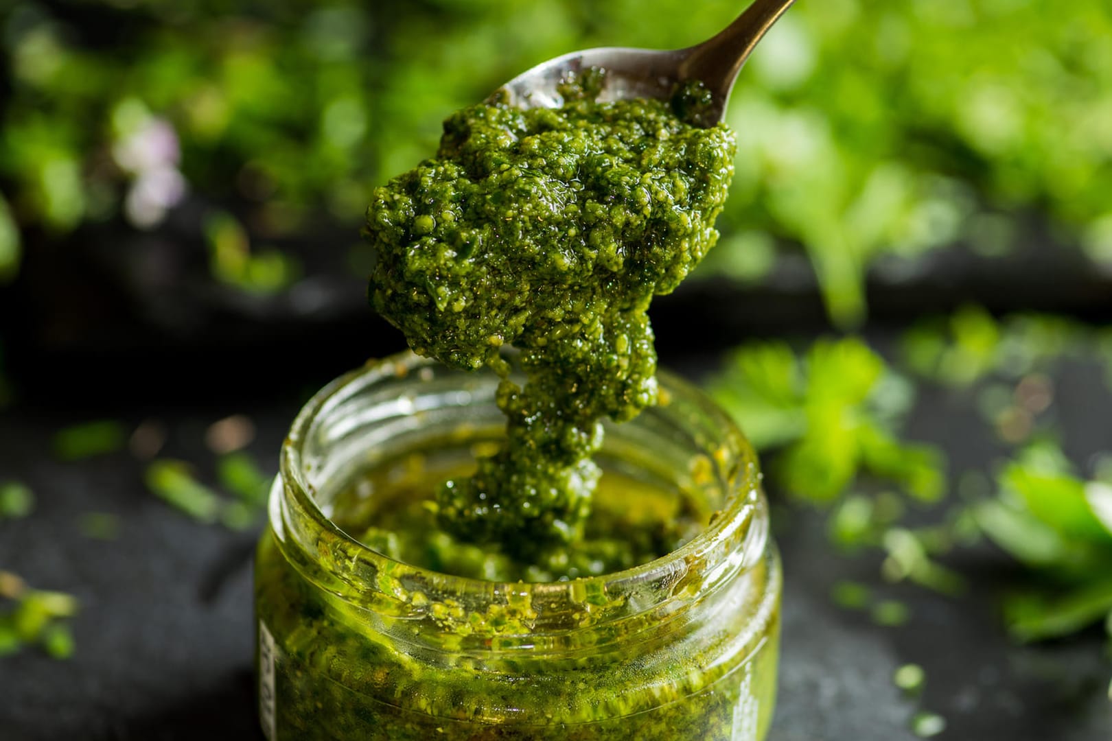 Pesto: Viele Pestos enthalten bedenkliche Inhaltsstoffe.