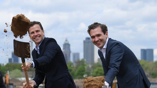 Arbeiten an einem Konzept für den DFB: Oliver Bierhoff und Friedrich Curtius. Arbeiten an einem Konzept für den DFB: Oliver Bierhoff und Friedrich Curtius.
