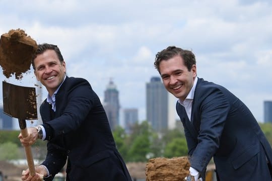 Arbeiten an einem Konzept für den DFB: Oliver Bierhoff und Friedrich Curtius.