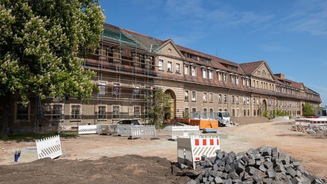 Ein Gerüst an der Defensionskaserne in Erfurt: Das Gebäude auf dem Petersberg soll in die Bundesgartenschau integriert werden.