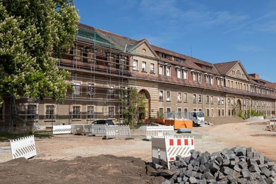 Ein Gerüst an der Defensionskaserne in Erfurt: Das Gebäude auf dem Petersberg soll in die Bundesgartenschau integriert werden.