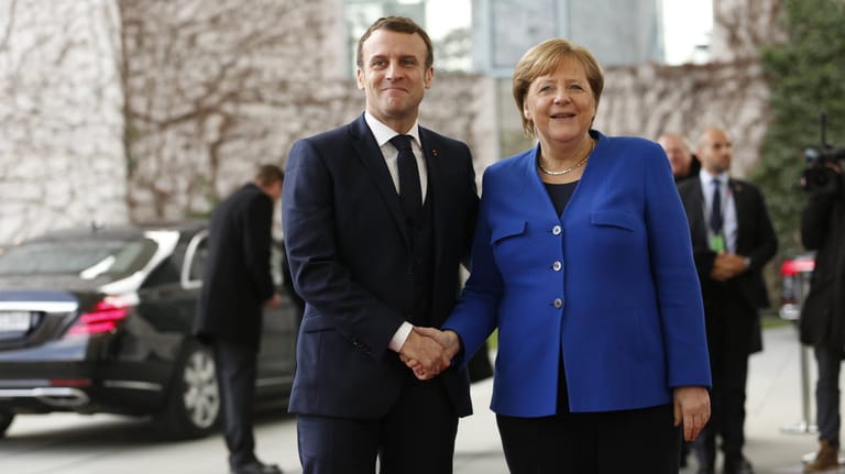 Frankreichs Präsident Emmanuel Macron und Bundeskanzlerin Merkel Angela Merkel: Am Montag einigten sich Paris und Berlin auf einen Milliarden-Programm für die EU-Wirtschaft – dagegen regt sich nun internationaler Widerstand.