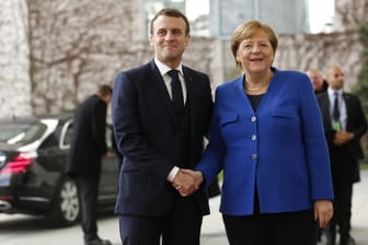 Frankreichs Präsident Emmanuel Macron und Bundeskanzlerin Merkel Angela Merkel: Am Montag einigten sich Paris und Berlin auf einen Milliarden-Programm für die EU-Wirtschaft – dagegen regt sich nun internationaler Widerstand.