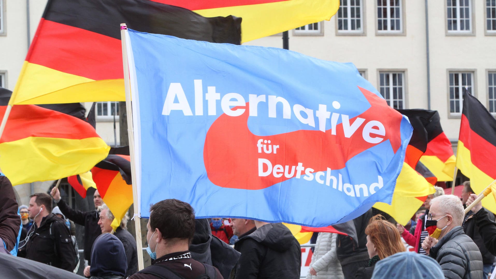 Fahne der AfD (Symbolbild): In Frankfurt am Main ist die Geschäftsstelle der AfD von Unbekannten mit Stahlkugeln beschossen worden.