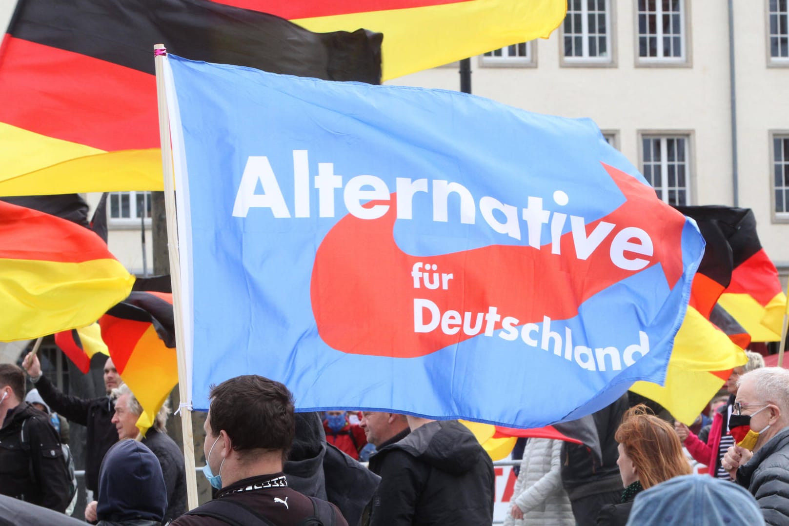 Fahne der AfD (Symbolbild): In Frankfurt am Main ist die Geschäftsstelle der AfD von Unbekannten mit Stahlkugeln beschossen worden.