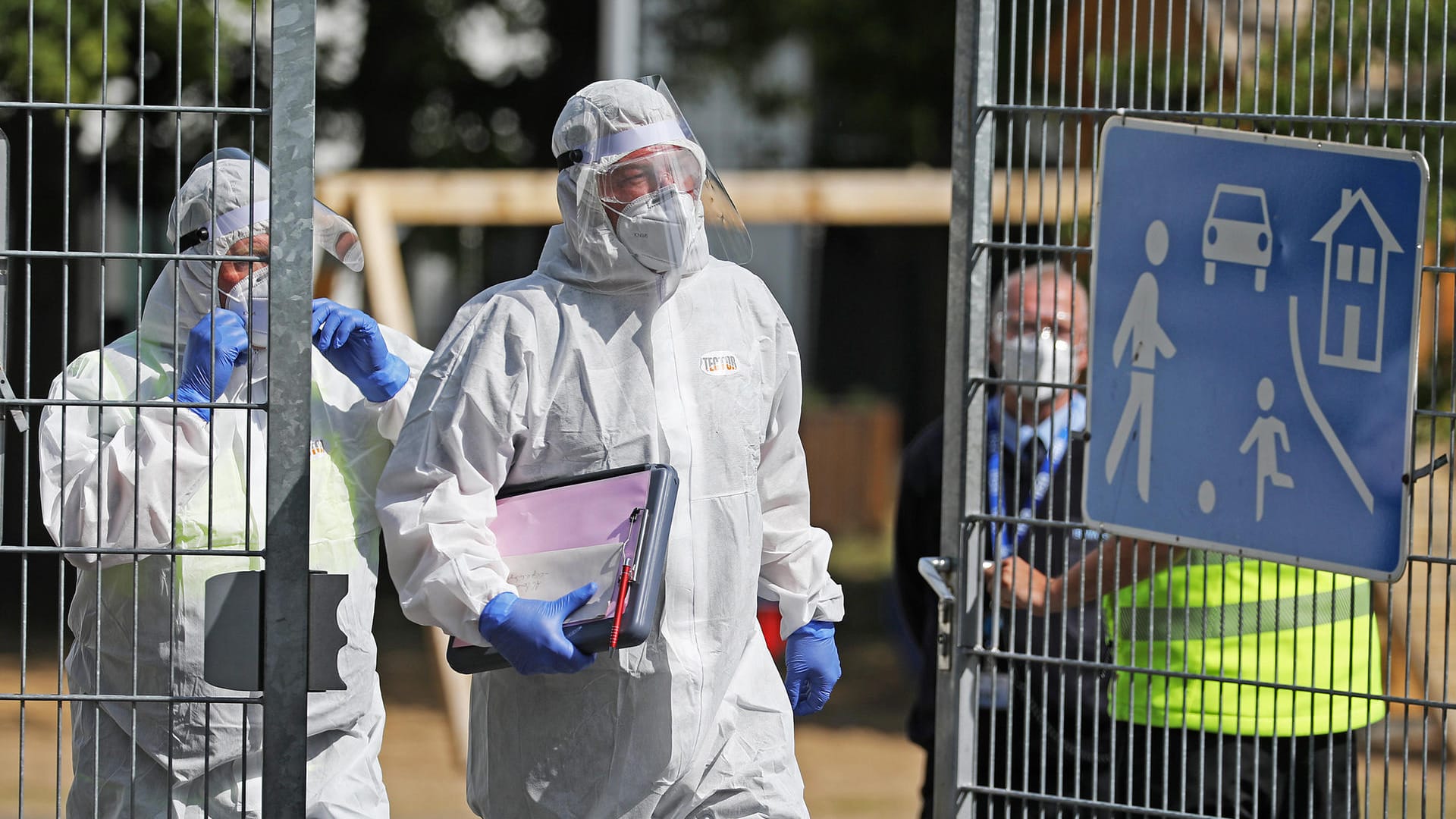 Mitarbeiter des Ordnungsamtes verlassen eine Flüchtlingsunterkunft in St. Augustin: Die Zahl der Corona-Infektionen in dem Flüchtlingsheim bei Bonn ist auf 165 gestiegen. Und auch in Mainz wurde eine Unterkunft unter Quarantäne gestellt.