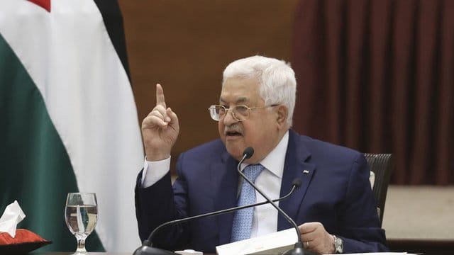 Palästinenserpräsident Mahmud Abbas spricht bei einem Treffen der Palästinenserführung.