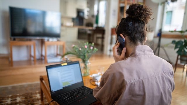 Telefonkonferenz aus dem Wohnzimmer.
