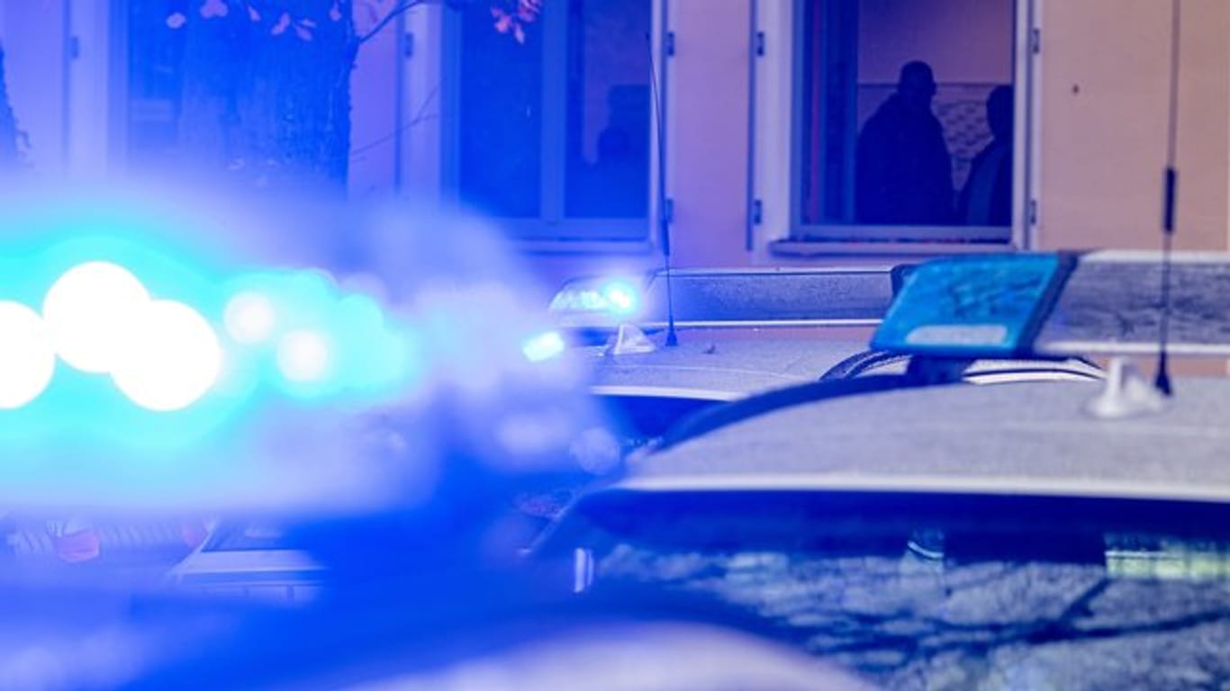 Polizeifahrzeuge stehen mit eingeschaltetem Blaulicht