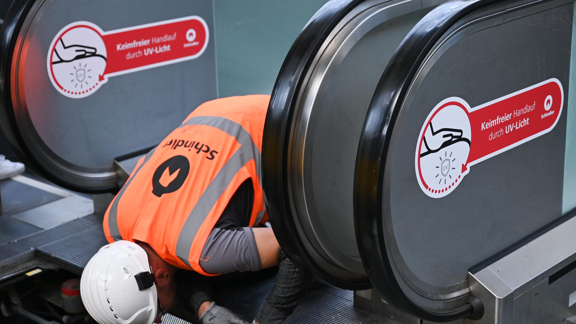 Ein Techniker arbeitet im Frankfurter Hauptbahnhof an einer Rolltreppe: Die Deutsche Bahn will nun noch mehr für Hygiene und Sauberkeit in Zügen und an Bahnhöfen tun. Ein Techniker arbeitet im Frankfurter Hauptbahnhof an einer Rolltreppe: Die Deutsche Bahn will nun noch mehr für Hygiene und Sauberkeit in Zügen und an Bahnhöfen tun.