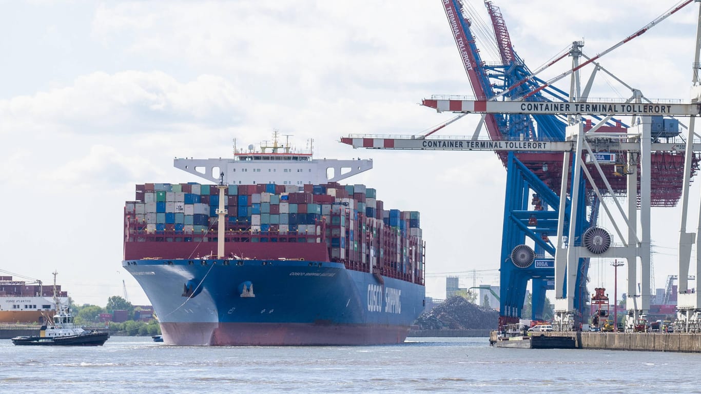 Ein Containerschiff im Hamburger Hafen (Symbolbild): China ist nicht mehr unter den wichtigsten Investoren in Deutschland.