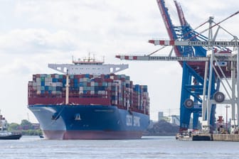 Ein Containerschiff im Hamburger Hafen (Symbolbild): China ist nicht mehr unter den wichtigsten Investoren in Deutschland.