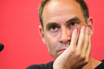Geschäftsführer Oliver Mintzlaff macht sich langsam Sorgen um das sportliche Ziel von RB Leipzig.