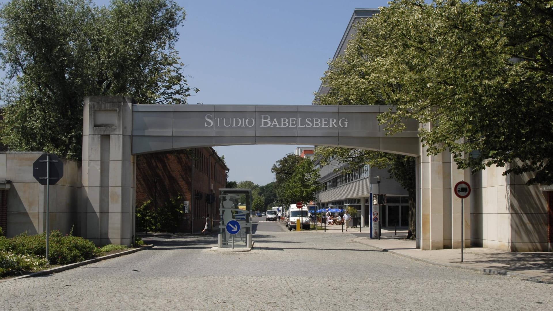 Das Eingangstor zum Studio Babelsberg: Die Produktionen, die wegen Corona unterbrochen worden sind, laufen nun wieder an.