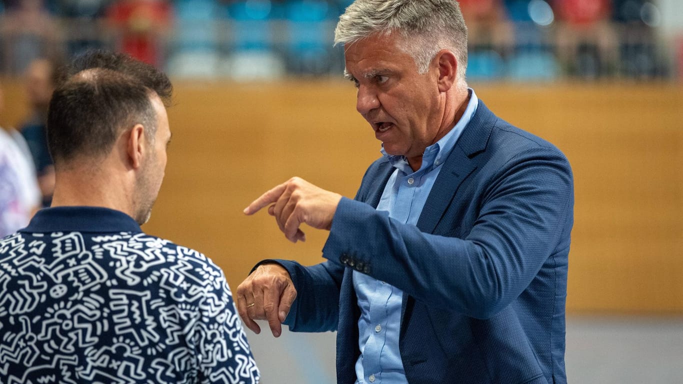 Fordert Unterstützung für Profiklubs: Frank Steffel (r., hier im Gespräch mit Bob Hanning) ist nicht nur CDU-Bundestagsabgeordneter, sondern auch Präsident des Handball-Erstligisten Füchse Berlin.