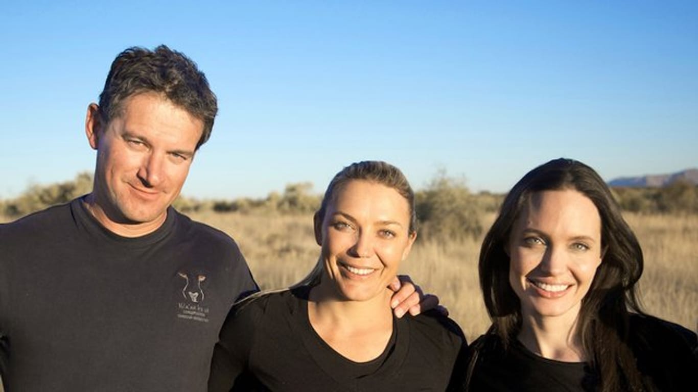 Der Naturschützer Rudie van Vuuren (l), seine Frau Marlice van Vuuren (M) und die US-Schauspielerin Angelina Jolie beim Besuch im Na'ankuse-Wildschutzgebiet.