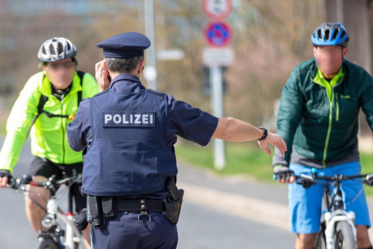 Fahrradkontrolle: Nicht nur Auto- und Motorradfahrern drohen bei Missachtung bestimmter Regeln harte Konsequenzen.