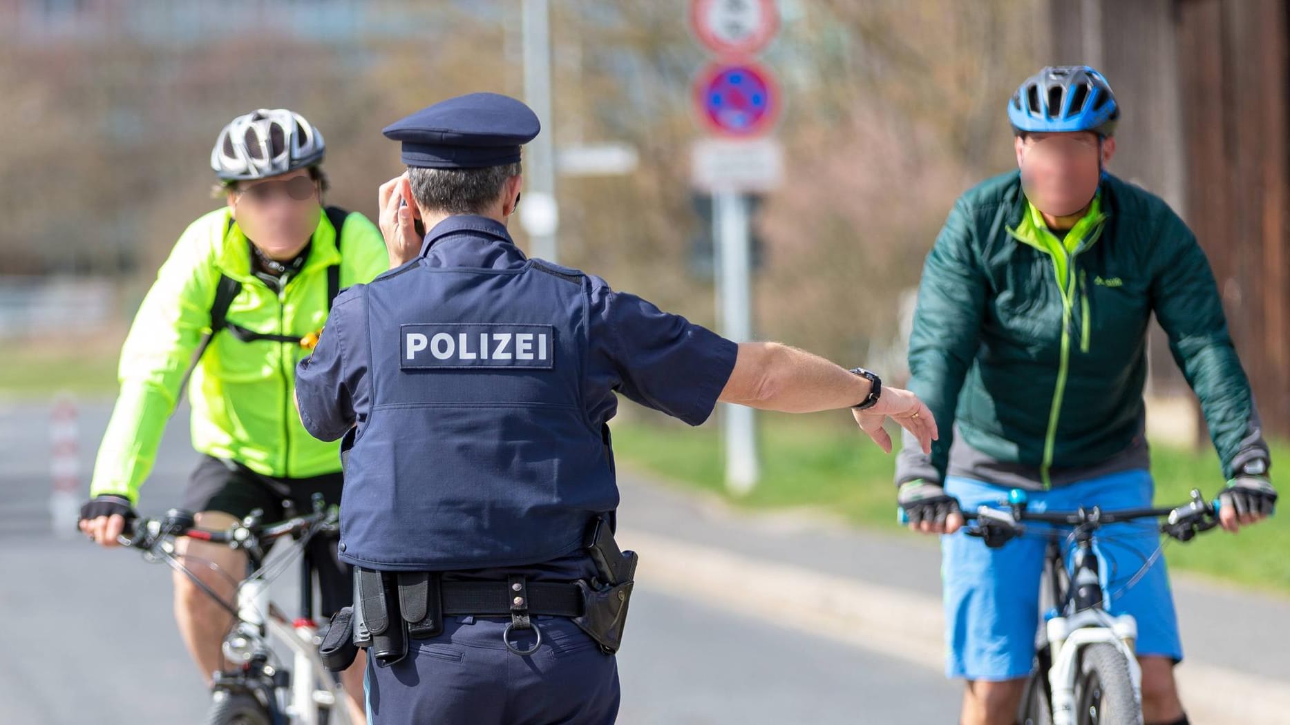 Fahrradkontrolle: Nicht nur Auto- und Motorradfahrern drohen bei Missachtung bestimmter Regeln harte Konsequenzen.