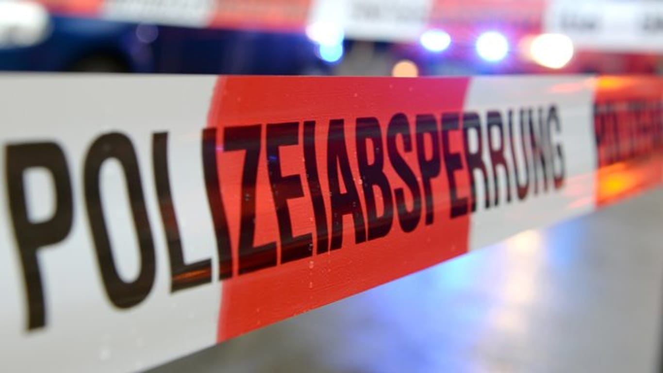 Flatterband mit der Aufschrift "Polizeiabsperrung": In Kiel muss eine Fliegerbombe entschärft werden.
