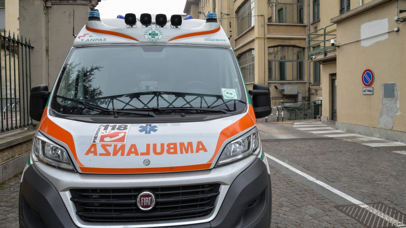 Ambulanz in Italien: Ein Zehnjähriger klemmte sich in einem Altkleider-Container ein. Er starb im Krankenhaus.